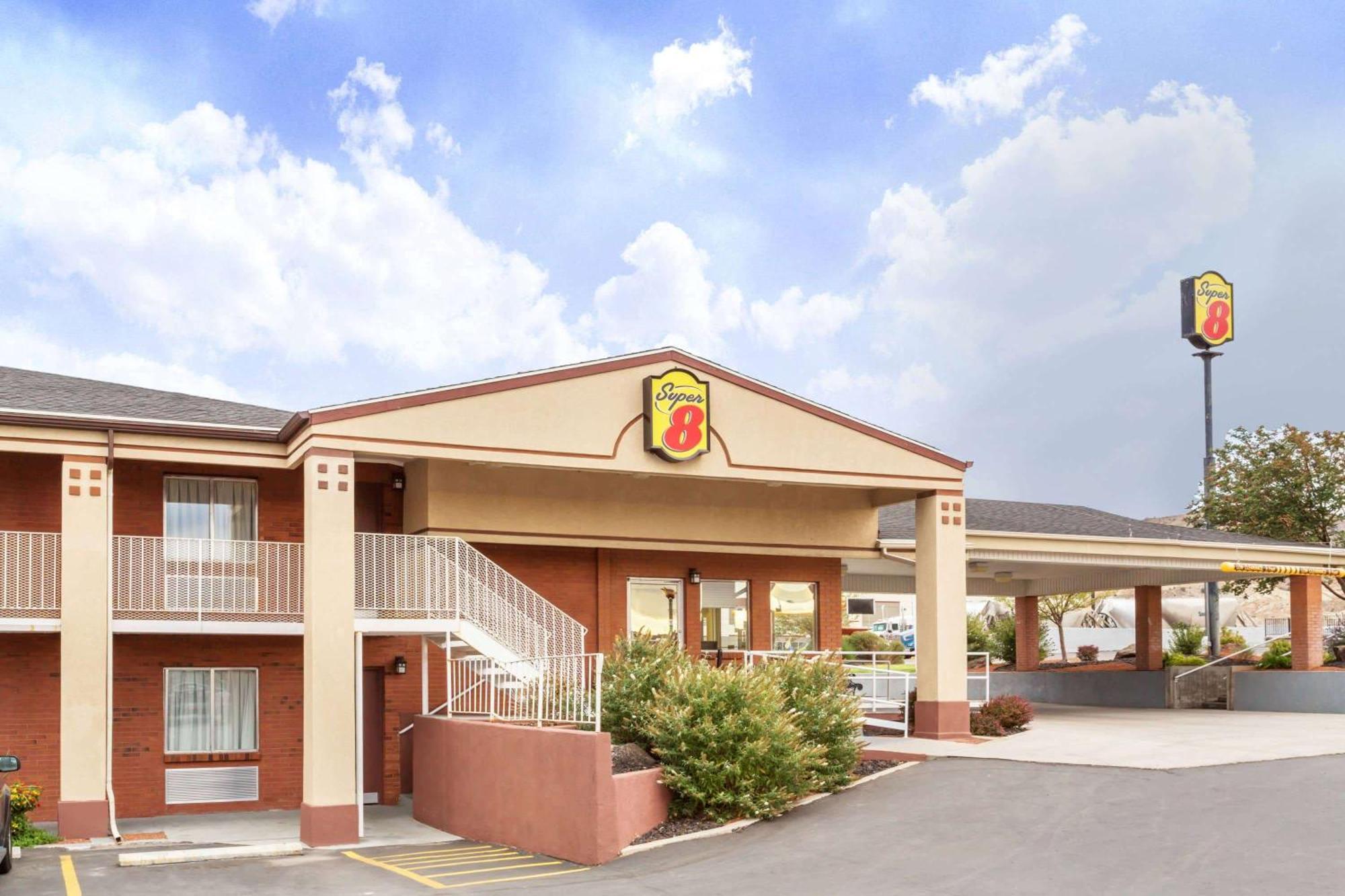 Super 8 By Wyndham Salina/Scenic Hills Area Hotel Kültér fotó